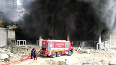 Ankara'nın Çankaya ilçesinde bir inşaat alanında yangın çıktı. Ekipler, olay