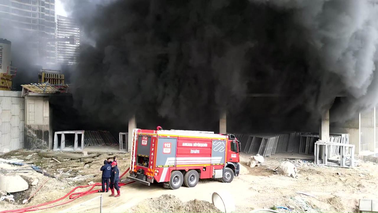 Ankara'nın Çankaya ilçesinde bir inşaat alanında yangın çıktı. Ekipler, olay