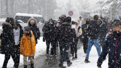 Gece saatlerinden itibaren etkili olan kar yağışı, özellikle Esenyurt, Arnavutköy