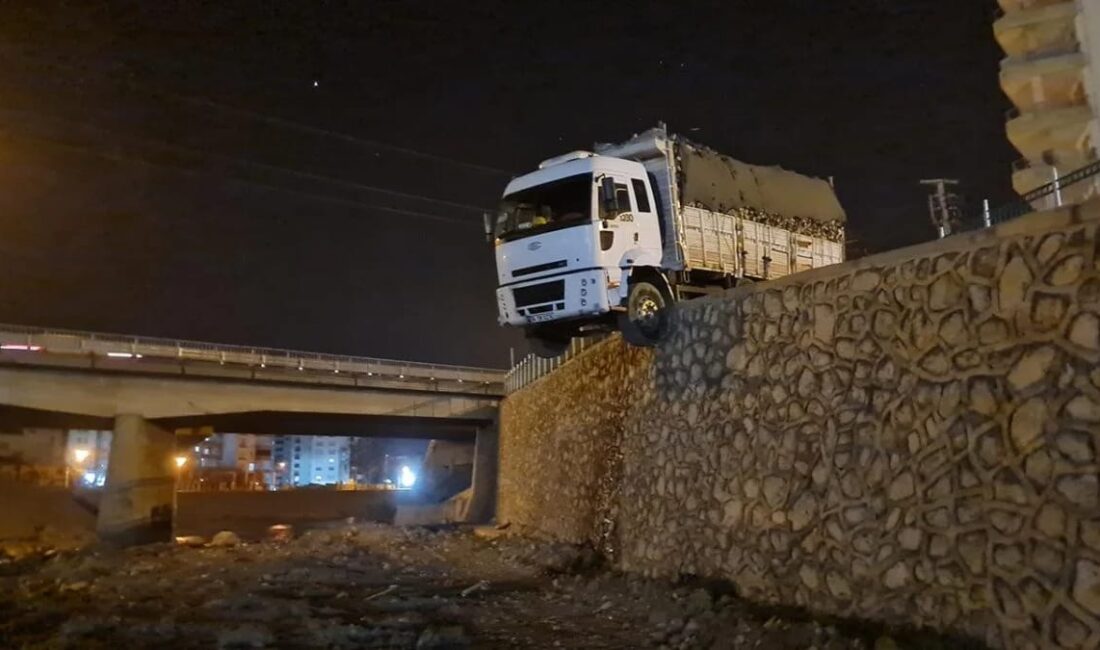 Osmaniye'nin Kadirli ilçesinde kontrolden çıkan odun yüklü kamyon, istinat duvarında