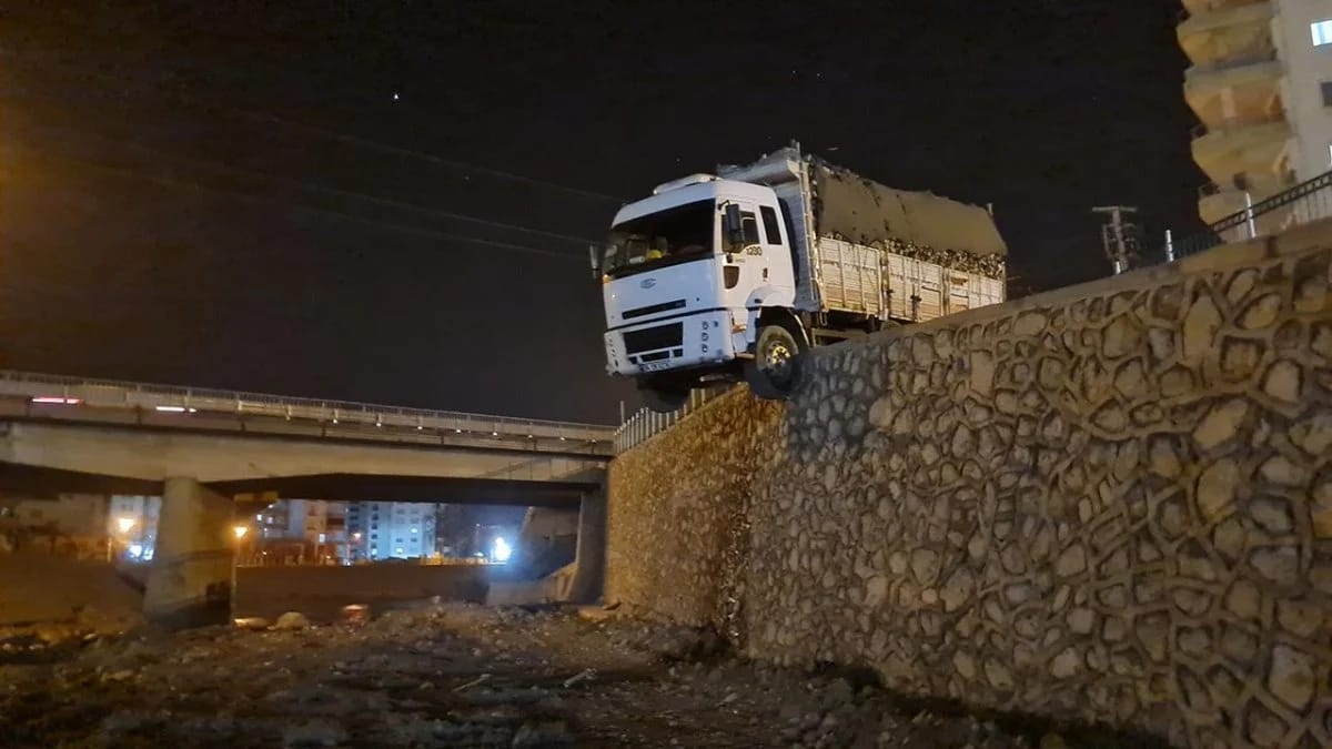 Osmaniye'nin Kadirli ilçesinde kontrolden çıkan odun yüklü kamyon, istinat duvarında