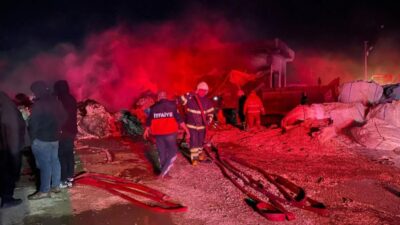 Şanlıurfa'nın Eyyübiye ilçesinde bir geri dönüşüm tesisinde sabah saatlerinde başlayan