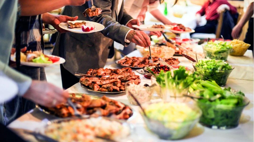 Dışarıda yemek yemenin maliyeti hızla artarken, Türkiye yeme-içme sektöründe en