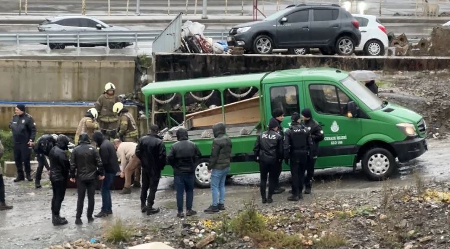 Umraniyede derede erkek cesedi bulundu 2