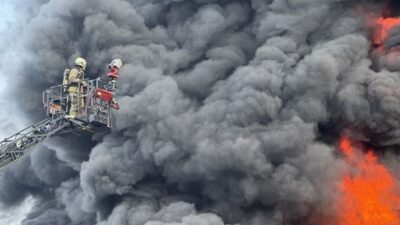 İstanbul Çekmeköy'deki bir lastik fabrikasında yangın çıktı. Nedeni henüz bilinmeyen