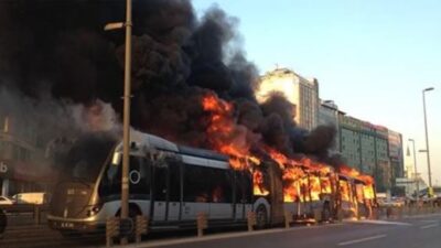 İstanbul'da bir metrobüsün motor bölümünde yangın çıktı. Yolcular tahliye edilirken,