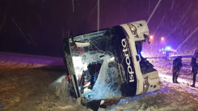 Afyonkarahisar'ın Sinanpaşa ilçesinde bir yolcu otobüsünün şarampole devrilmesi sonucu 1