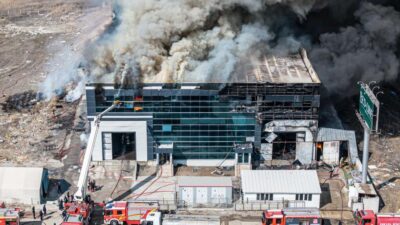 Ankara’nın Akyurt ilçesindeki bir yatak fabrikasında çıkan yangına itfaiye ekipleri