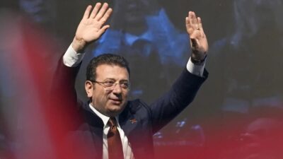 İstanbul Büyükşehir Belediye Başkanı Ekrem İmamoğlu, yolsuzluk soruşturması kapsamında tutuklandı.