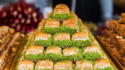Ramazan Bayramı öncesi baklava fiyatları el yakıyor. Kaliteli fıstıklı baklavanın