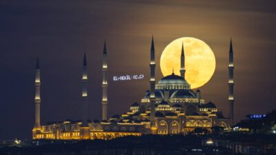 Türkiye'den izlenemeyen kanlı ay tutulmasının ardından dolunay, İstanbul'daki Büyük Çamlıca