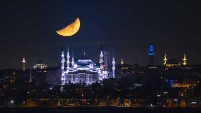 İstanbul'da yarım ay, Sultanahmet Camii ile birlikte görüntülendi.
