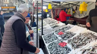 Ramazan ayının gelmesiyle birlikte çarşı pazarda hareketlilik sürerken, balıkçı tezgahları