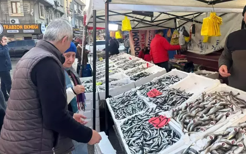 Ramazan ayının gelmesiyle birlikte çarşı pazarda hareketlilik sürerken, balıkçı tezgahları