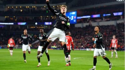 UEFA Şampiyonlar Ligi'nde son 16 turu oynanan 4 maçla başladı.