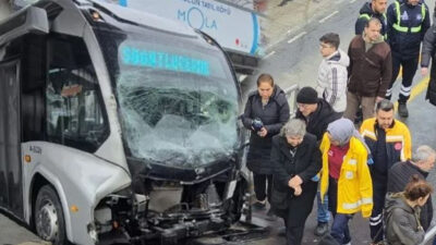  İstanbul Avcılar’da durakta bekleyen bir metrobüse arkadan gelen başka