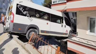Çorum'da okul servisinin bir evin cam balkonuna girdiği kazada 2