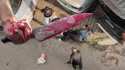 Esenler'de sokak ortasında kan donduran bir olay yaşandı. Boşanma aşamasındaki