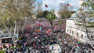 İsrail'in Gazze'deki saldırılarını protesto etmek için İstanbul'da binlerce kişi sokaklara