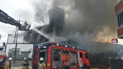 Sancaktepe'de bir iş merkezinde çıkan yangın, itfaiye ekiplerinin çalışması sonucu