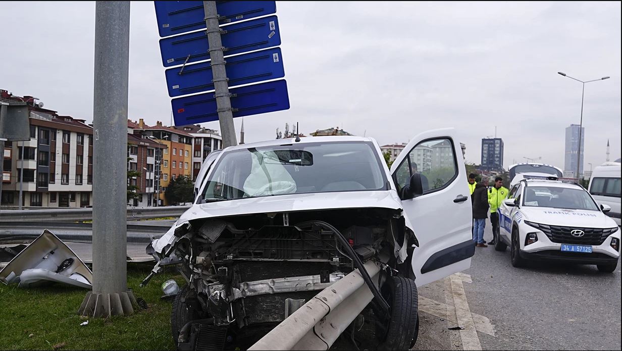 Ümraniye'de kontrolden çıkarak bariyerlere saplanan araçtaki 2 kişi yaralandı.