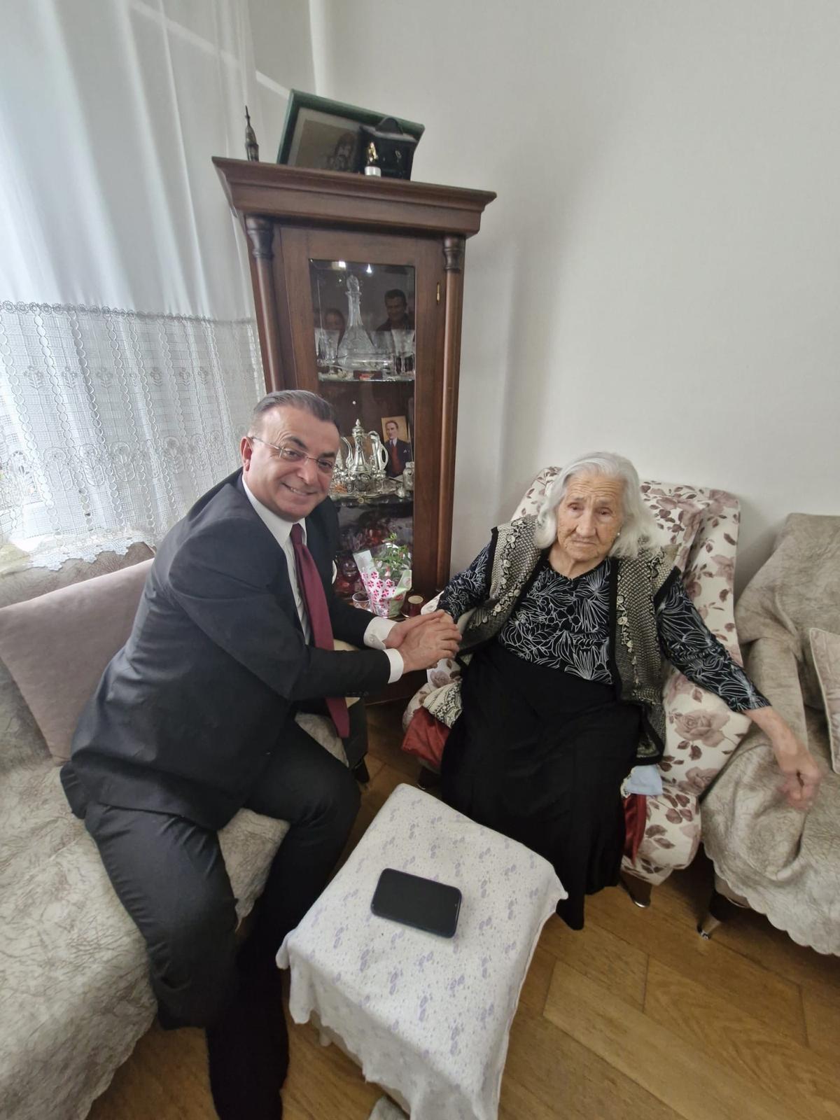 AYEDEF Baskani Gursel Sarimadenden Umraniyenin Cinarlari Annelere Anlamli Ziyaret 1