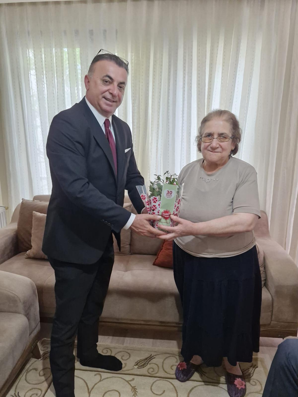 AYEDEF Baskani Gursel Sarimadenden Umraniyenin Cinarlari Annelere Anlamli Ziyaret 3