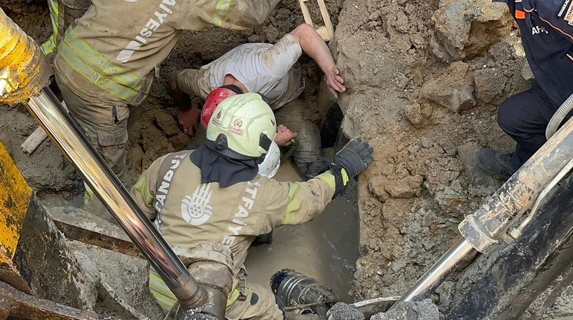 İstanbul Bayrampaşa'da kanalizasyon çalışması sırasında göçük meydana geldi. Toprak altında