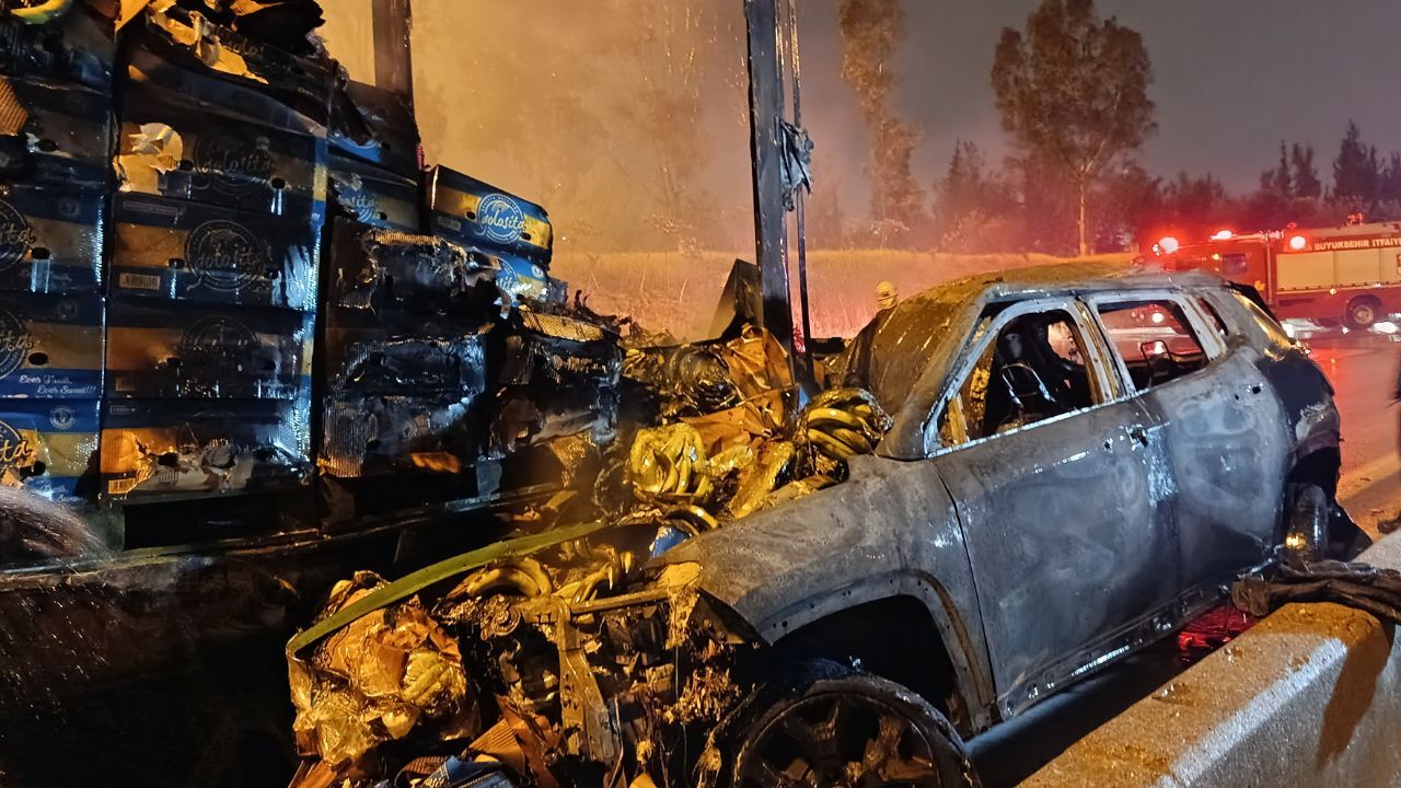 Adana'da, Tarsus-Adana-Gaziantep Otoyolu'nda tıra arkadan çarpan cip alev aldı. Sürücü
