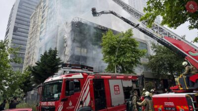 İstanbul Esenyurt'ta bir iş merkezi ve kafede çıkan yangın, binada