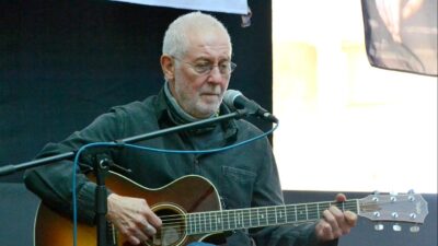 Türk müziğinin usta ismi İlhan Şeşen, 76 yaşında yaşamını yitirdi.