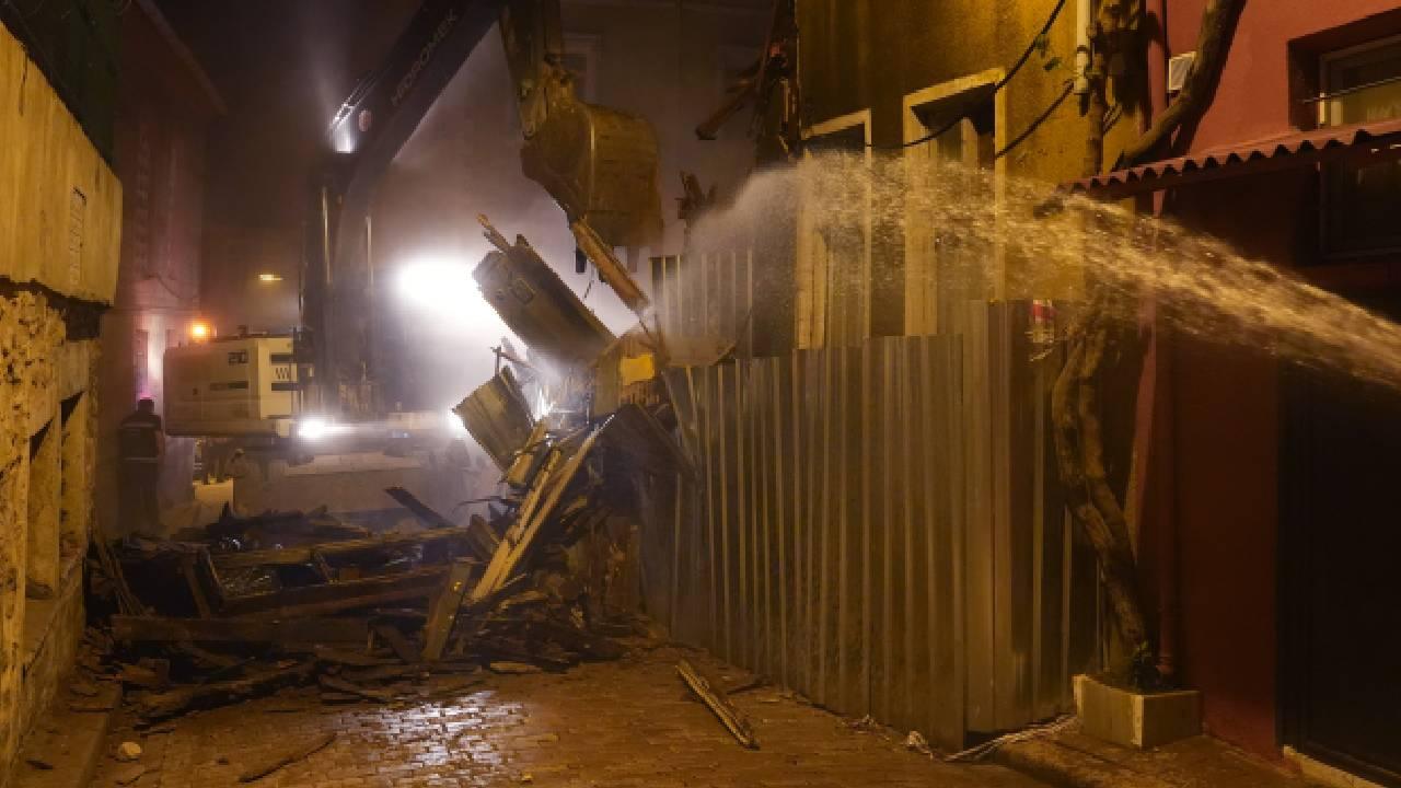 İstanbul Fatih'te iki katlı metruk bina çöktü! Enkazda arama çalışmaları