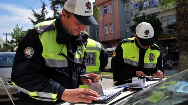 İçişleri Bakanı Ali Yerlikaya, yeni trafik düzenlemelerini açıkladı. Kırmızı ışık