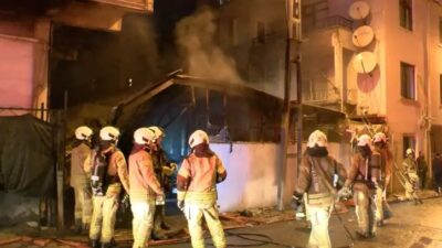 Ümraniye'de bir gecekonduda çıkan yangın, bitişik apartmana ve otomobile sıçradı,