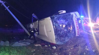 Van'ın Gevaş ilçesinde yolcu otobüsünün devrilmesi sonucu meydana gelen trafik