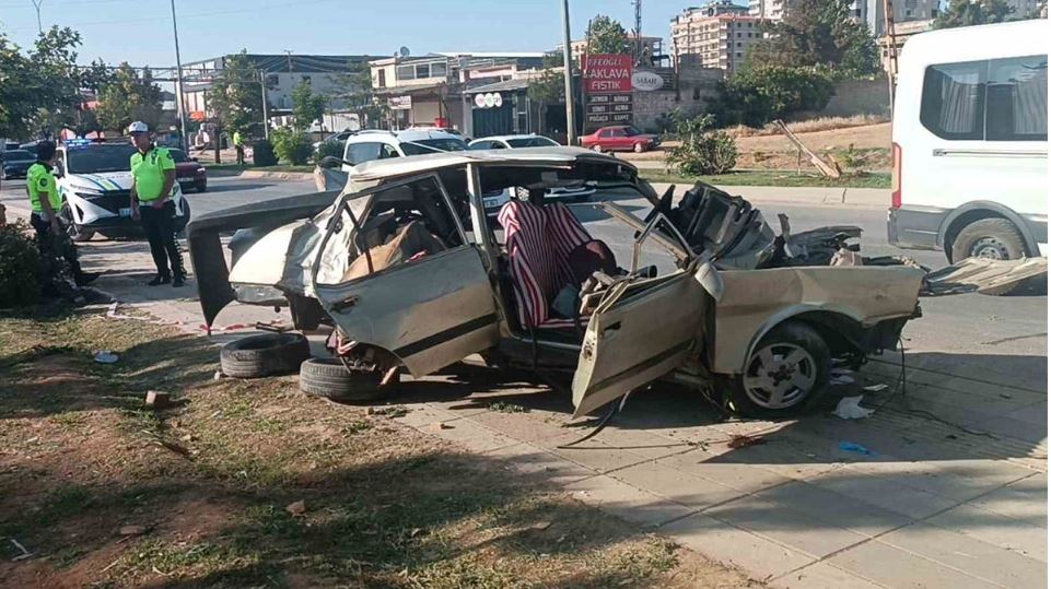 Gaziantep Şehitkamil’de meydana gelen zincirleme trafik kazasında 3 araç birbirine