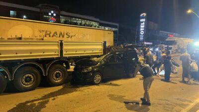 Çankırı-Ankara karayolunda özel harekat polis kursiyerlerinin bulunduğu araç, TIR’a çarptı.