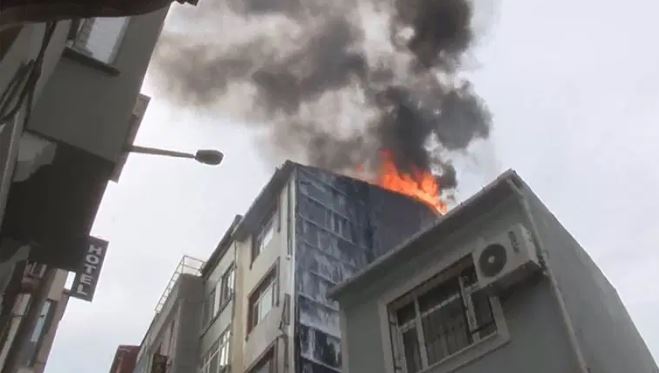 İstanbul Taksim’de metruk binada çıkan yangın, itfaiye ekiplerinin hızlı müdahalesiyle