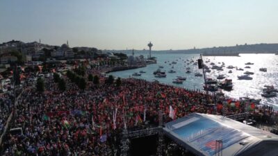 Üsküdar Meydanı'nda, Saadet Partisi tarafından 'Gazze ablukada, insanlık ayakta' temalı