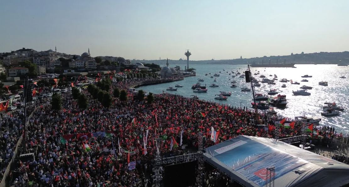 Üsküdar Meydanı'nda, Saadet Partisi tarafından 'Gazze ablukada, insanlık ayakta' temalı