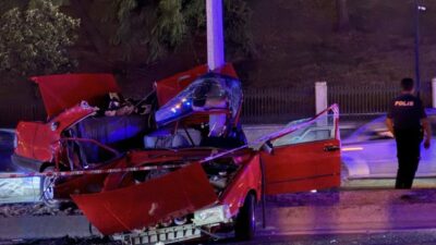 Eyüpsultan’da gece saatlerinde kontrolden çıkan otomobil aydınlatma direğine çarpması sonucu