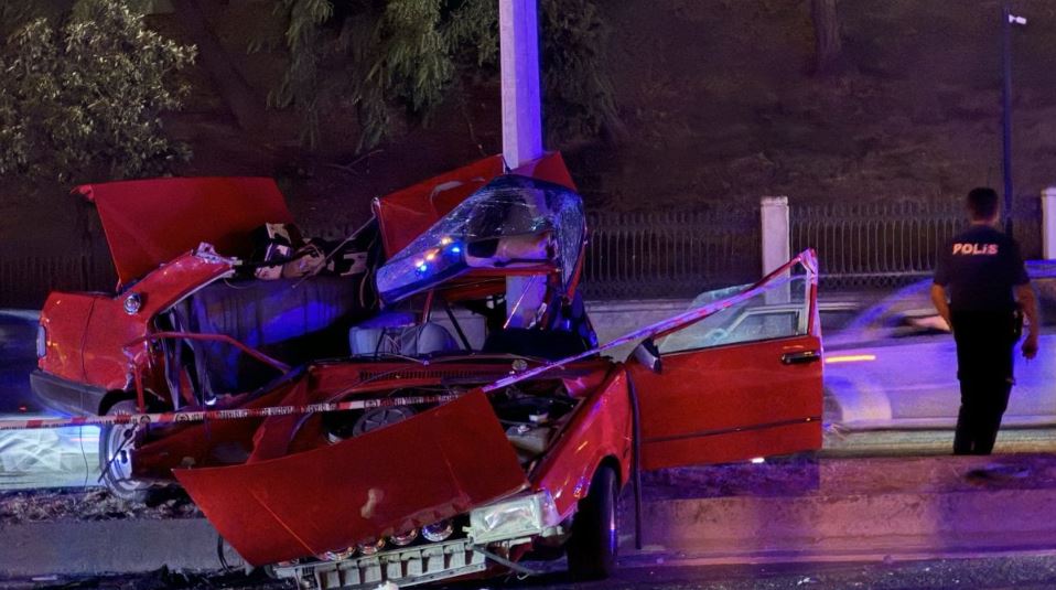 Eyüpsultan’da gece saatlerinde kontrolden çıkan otomobil aydınlatma direğine çarpması sonucu