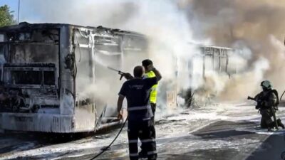İstanbul'da İncirli metrobüs durağında bir metrobüs alevlere teslim oldu. Vatandaşlar