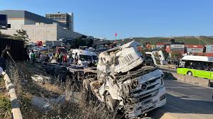 Kocaeli Dilovası’nda D‑100 karayolunun Ankara istikametinde saat 17.30’da TIR ile iki
