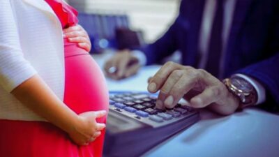 Devlet memurları için yeni dönem başlıyor. Kadın ve erkek memurlar,