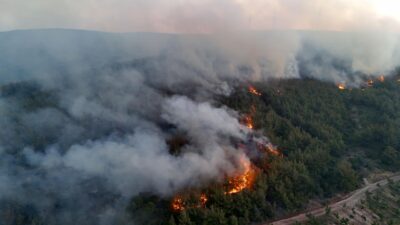 Şarköy'de başlayan orman yangını, 3 köyün tahliyesine yol açarken Çanakkale