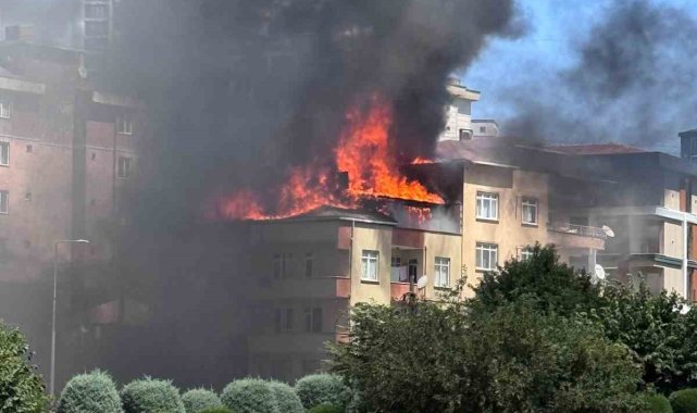 Ümraniye Tatlısu Mahallesi’nde 3 katlı bir binanın çatı katında çıkan