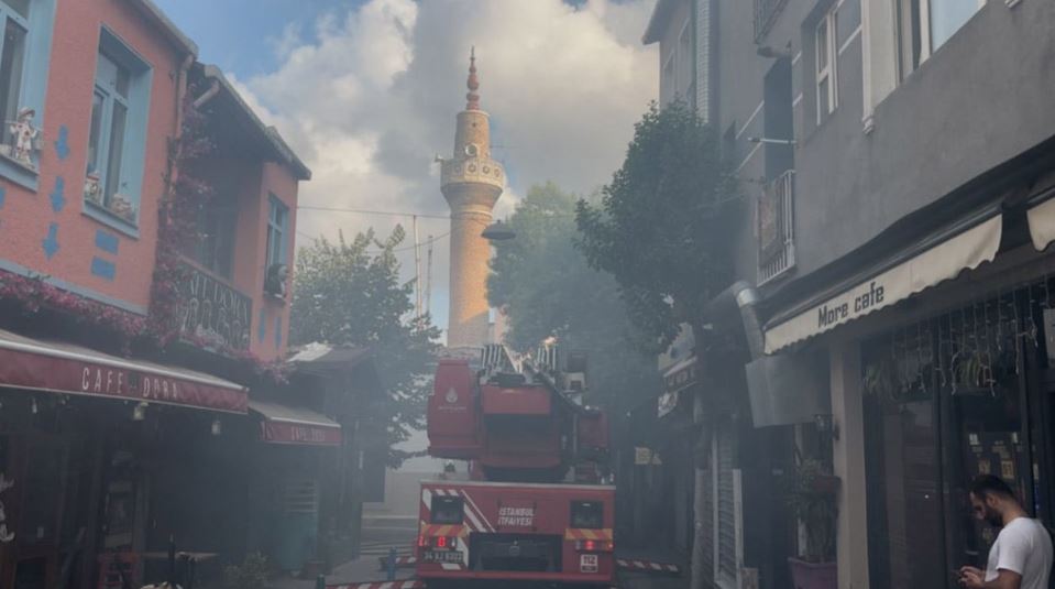 İstanbul'un Fatih ilçesindeki tarihi Tahta Minare Hamamı'nda sabah saatlerinde çıkan