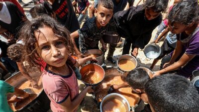 İsrail'in saldırıları ve ablukası nedeniyle kıtlık yaşanan Gazze Şeridi'nde açlıktan