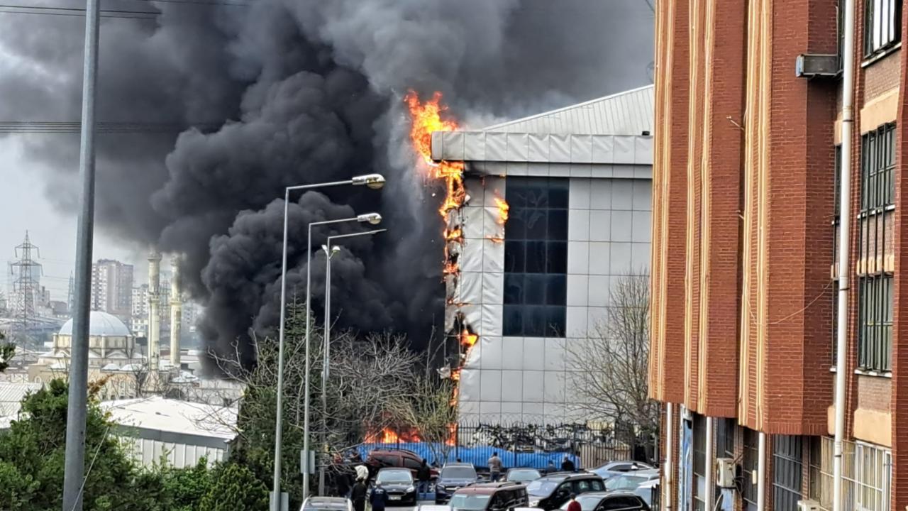 İstanbul Başakşehir'de, sanayi sitesindeki bir iş yerinde çıkan yangın itfaiye